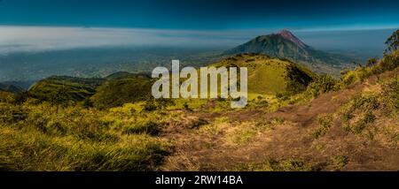 Foto panoramica del Monte Merbabu e dell'area circostante vicino a Yogya, nella provincia centrale di Giava, in Indonesia. In questa regione, si possono incontrare solo persone da Foto Stock