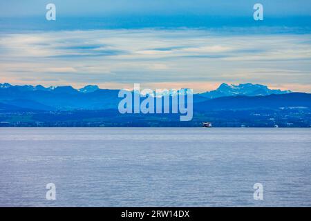 Montagne alpine e lago di Costanza o lago Bodensee, vista da Friedrichshafen, una città della Baviera, Germania. Foto Stock