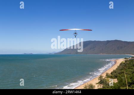 Port Douglas, Australia, 27 aprile 2015: Un deltaplano che parte dal punto panoramico di Trinity Bay Foto Stock