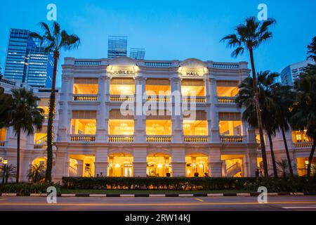 Singapore, Singapore, 22 giugno 2015: Il famoso e storico hotel Raffles in una calda e soleggiata serata a Singapore Foto Stock