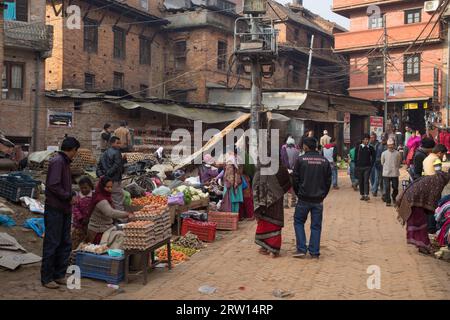 Bhaktapur, Nepal, 5 dicembre 2014: Persone che comprano e vendono beni in un mercato locale Foto Stock