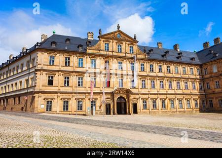 Nuovo edificio residenziale in piazza Domplatz nella città vecchia di Bamberga. Bamberga è una città sul fiume Regnitz, nell'alta Franconia, in Baviera, in Germania. Foto Stock