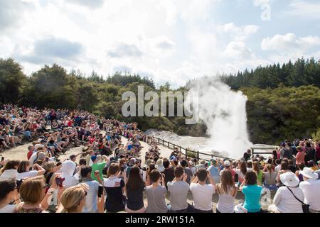 Rotorua, nuova Zelanda, 25 febbraio 2015: Turisti che guardano l'eruzione del geyser Lady Knox nel parco nazionale di Wai-o-Tapu Foto Stock