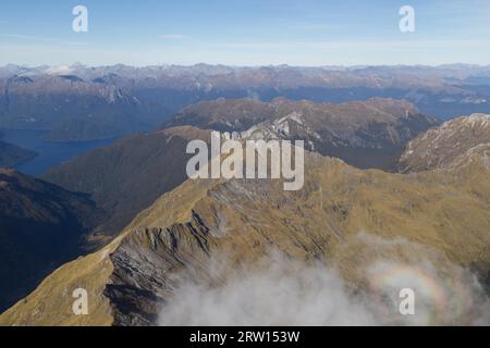 Vista aerea delle montagne nel Fiordland National Park sull'Isola del Sud in nuova Zelanda Foto Stock