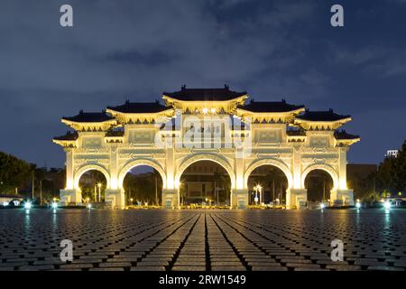 Taipei, Taiwan, 9 gennaio 2015: Cancello anteriore illuminato al Chiang Kai-Shek Memorial Hall Foto Stock