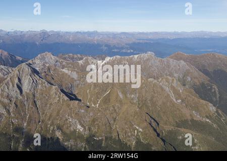 Vista aerea delle montagne nel Fiordland National Park sull'Isola del Sud in nuova Zelanda Foto Stock