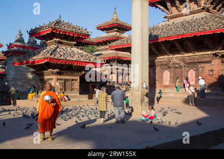 Kathmandu, Nepal, 19 ottobre 2014: Un monaco in piedi sulla storica Piazza Durbar Foto Stock