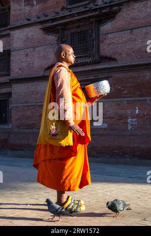 Kathmandu, Nepal, 19 ottobre 2014: Un monaco in piedi sulla storica Piazza Durbar Foto Stock