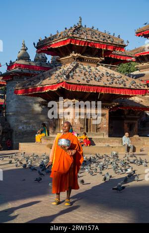 Kathmandu, Nepal, 19 ottobre 2014: Un monaco in piedi sulla storica Piazza Durbar Foto Stock