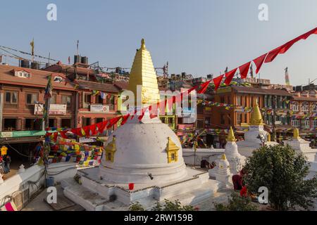 Kathmandu, Nepal, 3 dicembre 2014: Piccolo tempio nello storico complesso Boudhanath Stupa Foto Stock