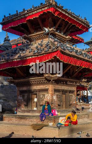 Kathmandu, Nepal, 19 ottobre 2014: Due donne sedute sui gradini di un tempio al Durbar Sqaure Foto Stock