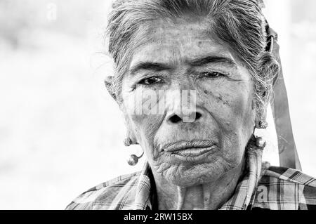 Pantanal, PARAGUAY nell'agosto 2015: Ritratto in bianco e nero di una vecchia donna indigena nel nord del Paraguay. La popolazione indigena del Paraguay Foto Stock