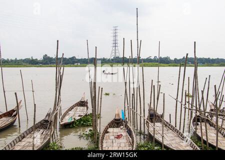 Tradizionale stazione delle barche foto 4K scattata da Ruhitpur, Bangladesh, il 5 settembre 2022 Foto Stock