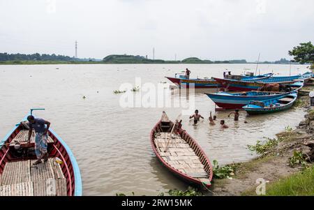 Tradizionale stazione delle barche foto 4K scattata da Ruhitpur, Bangladesh, il 5 settembre 2022 Foto Stock