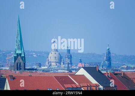 Vista sui tetti di Dresda dall'Ernemannturm, dall'Herz-Jesu-Kiche, dalla chiesa di nostra Signora, dall'Hausmannsturm della Residenzschloss, dalla fama Foto Stock