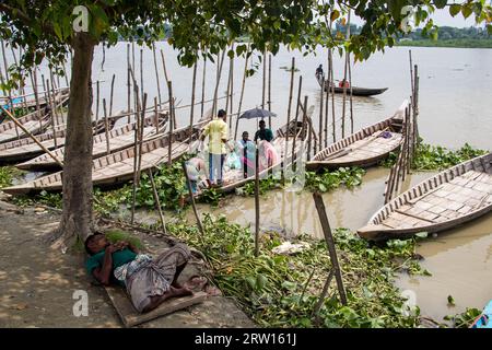 Tradizionale stazione delle barche foto 4K scattata da Ruhitpur, Bangladesh, il 5 settembre 2022 Foto Stock