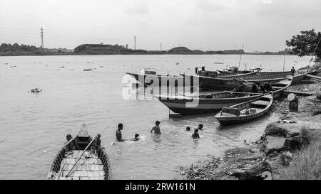 Tradizionale stazione delle barche foto 4K scattata da Ruhitpur, Bangladesh, il 5 settembre 2022 Foto Stock