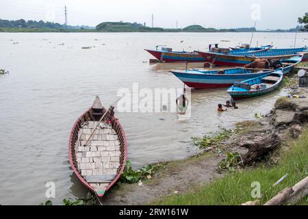 Tradizionale stazione delle barche foto 4K scattata da Ruhitpur, Bangladesh, il 5 settembre 2022 Foto Stock