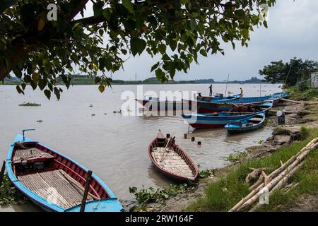 Tradizionale stazione delle barche foto 4K scattata da Ruhitpur, Bangladesh, il 5 settembre 2022 Foto Stock