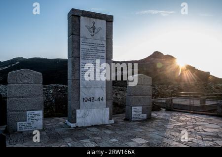 Monumento ai combattimenti durante la seconda guerra mondiale sul col de Teghime, alto 536 metri, sull'isola mediterranea della Corsica, in Francia Foto Stock