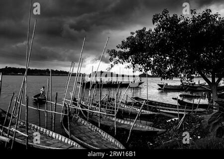 Tradizionale stazione delle barche foto 4K scattata da Ruhitpur, Bangladesh, il 5 settembre 2022 Foto Stock