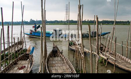 Tradizionale stazione delle barche foto 4K scattata da Ruhitpur, Bangladesh, il 5 settembre 2022 Foto Stock