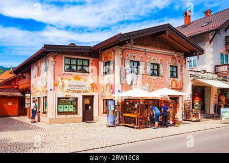 Oberammergau, Germania - 03 luglio 2021: Case di bellezza con luftlmalerei bayern forma d'arte della casa pittura facciata a Oberammergau città in Baviera, Germa Foto Stock