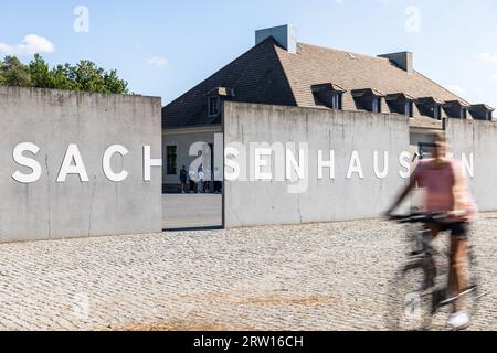 Oranienburg, Germania. 15 settembre 2023. Un ciclista passa davanti al memoriale di Sachenhausen. Credito: Hannes P. Albert/dpa/Alamy Live News Foto Stock