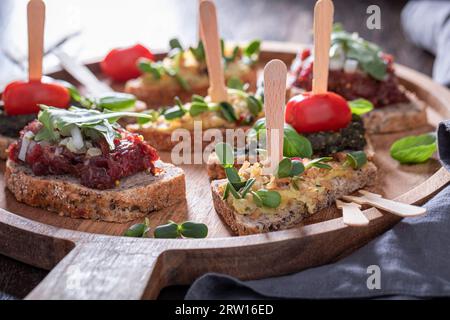 Gustosa bruschetta a base di ingredienti salutari per colazione su un piatto da portata. Foto Stock