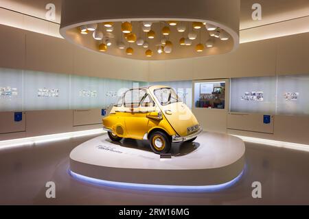 Monaco di Baviera, Germania - 08 luglio 2021: 1955 BMW Isetta 250 microcar al Museo BMW. Si tratta di un museo automobilistico della storia della BMW situato vicino all'Olympiapark in Foto Stock