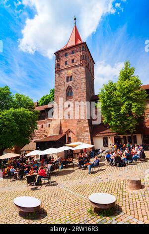 Norimberga, Germania - 10 luglio 2021: Torre Tiergartnertorturm in piazza Tiergartnertorplatz nel centro storico di Norimberga. Norimberga è la seconda città più grande Foto Stock