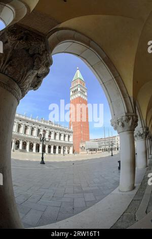 Venezia, VE, Italia - 18 maggio 2020: St Segnare la torre campanaria durante il confinamento sotto il Palazzo ducale chiamato anche PALAZZO DUCALE Foto Stock