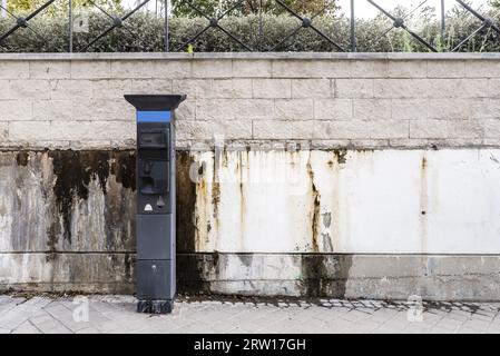Un parcheggio per veicoli stradali controllato in una strada cittadina di Madrid, Spagna. Foto Stock