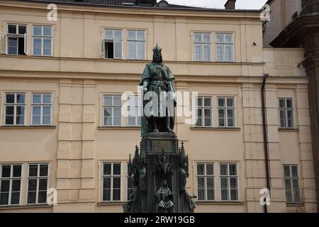 Praga, Repubblica Ceca - 8 luglio 2023: Statua del re Carlo IV in Cross Square, vicino al ponte Carlo a Praga. Foto Stock