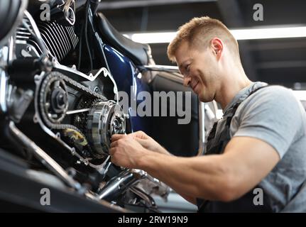 Male mechanik in riparazione moto in speciale ritratto di servizio. Foto Stock