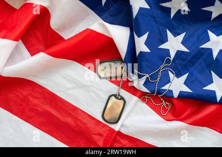 Dog tags militari sulla bandiera americana con ricamate stelle Foto Stock