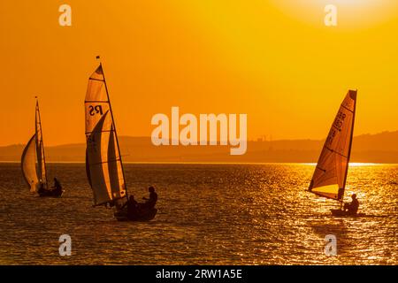 Un tramonto dorato mentre si va a desinare nel canale di Bristol Foto Stock