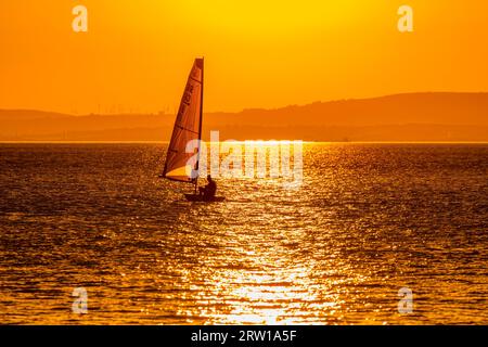 Un tramonto dorato mentre navighi nel canale di Bristol Foto Stock