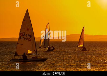 Un tramonto dorato mentre si va a desinare nel canale di Bristol Foto Stock