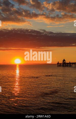 Clevedon Pier in una serata luminosa e colorata mentre il sole sta per tramontare sulla costa gallese Foto Stock