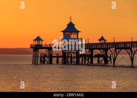 Clevedon Pier in una serata luminosa e colorata mentre il sole sta per tramontare sulla costa gallese Foto Stock