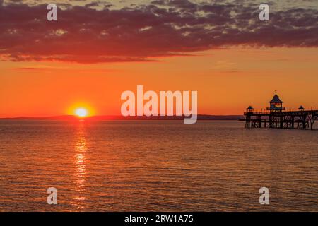 Clevedon Pier in una serata luminosa e colorata mentre il sole sta per tramontare sulla costa gallese Foto Stock