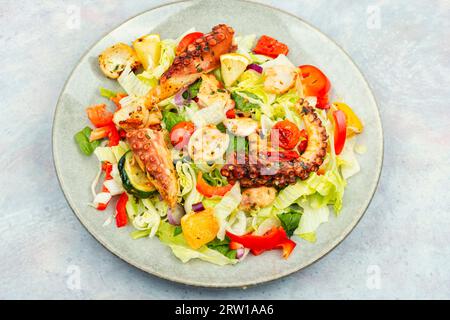 Gustosa insalata di verdure e tentacoli di polpo. Insalata di polpo. Foto Stock