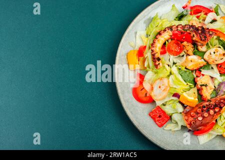 Gustosa insalata di verdure fresche e tentacoli di polpo. Insalata di polpo. Copia spazio Foto Stock