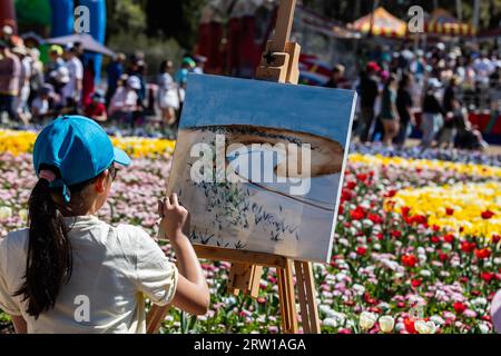 Canberra, Australia. 16 settembre 2023. Un visitatore dipinge una foto al Floriade Flower Festival al Commonwealth Park di Canberra, Australia, 16 settembre 2023. Floriade, uno degli eventi simbolo del territorio della capitale australiana, si tiene qui dal 16 settembre al 15 ottobre. Crediti: Chu Chen/Xinhua/Alamy Live News Foto Stock