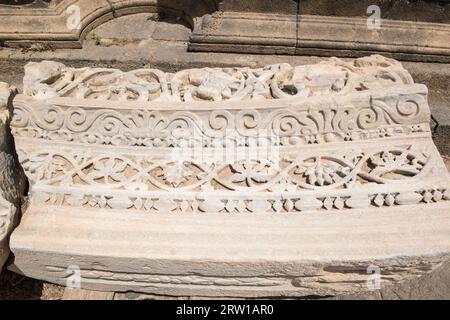 Alcuni dei glifi di pietra del ninfeo nell'antica città di Gadara, Umm Qais, Giordania. Foto Stock