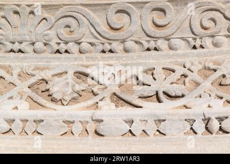 Alcuni dei glifi di pietra del ninfeo nell'antica città di Gadara, Umm Qais, Giordania. Foto Stock