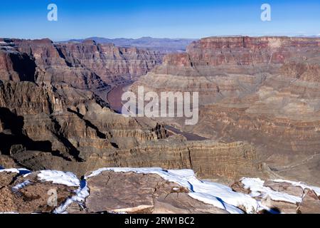 Grand Canyon Majesty: Formazioni di roccia rossa con il fiume Colorado sullo sfondo Foto Stock