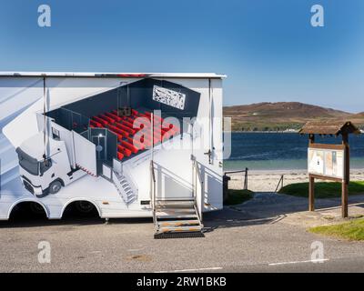 Un cinema mobile a Port Ellen a Islay, Ebridi interne, Scozia, Regno Unito. Foto Stock