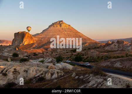 05.09.2017, Turchia, Nevsehir, Goereme - giro in mongolfiera nel Parco Nazionale di Goereme in Cappadocia, con pietre di tufo nella foto. 00A170905D092CAROEX. Foto Stock